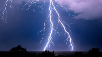 Potentes rayos de tormenta eléctrica cruzando el cielo oscuro nocturno sobre el horizonte