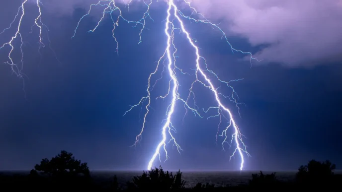 Potentes rayos de tormenta eléctrica cruzando el cielo oscuro nocturno sobre el horizonte