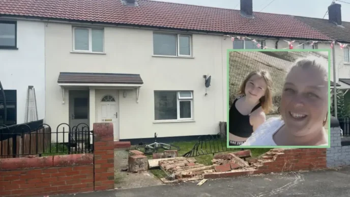 Fachada de una vivienda en Middlesbrough con el muro delantero destruido y un recuadro con Valentina Foster y Natalie McDonald