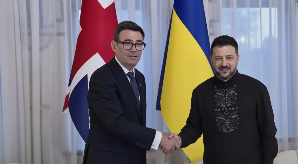 El primer ministro británico Andy Burnham estrecha la mano del presidente ucraniano en Kiev