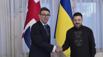 El primer ministro británico Andy Burnham estrecha la mano del presidente ucraniano en Kiev