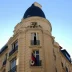 Fachada de un edificio de arquitectura clásica en París con el escudo y la bandera de Colombia en un balcón