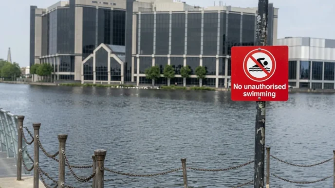 Cartel de advertencia de prohibido nadar junto a la orilla del muelle exterior de Millwall.