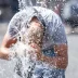 Persona refrescándose con agua en medio de una intensa ola de calor en Europa