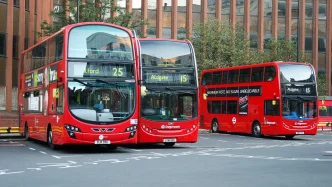 Varios autobuses rojos de dos pisos de Londres aparcados en una terminal urbana