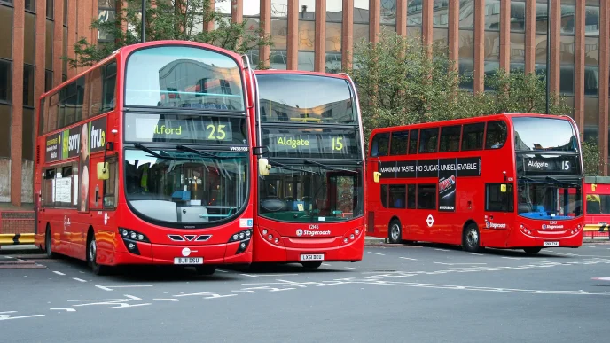 Varios autobuses rojos de dos pisos de Londres aparcados en una terminal urbana