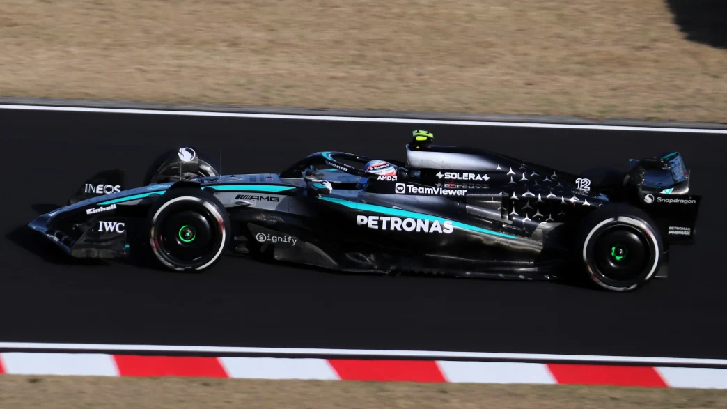 Monoplaza Mercedes de Fórmula 1 rodando a alta velocidad en la pista del circuito Madring.