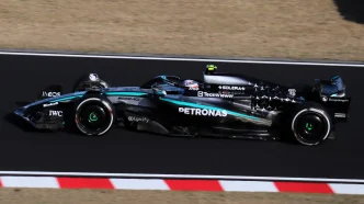 Monoplaza Mercedes de Fórmula 1 rodando a alta velocidad en la pista del circuito Madring.