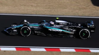 Monoplaza Mercedes de Fórmula 1 rodando a alta velocidad en la pista del circuito Madring.