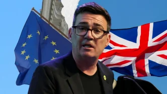 Ilustración de Andy Burnham hablando con la bandera de la Unión Europea y la Union Jack británica de fondo.