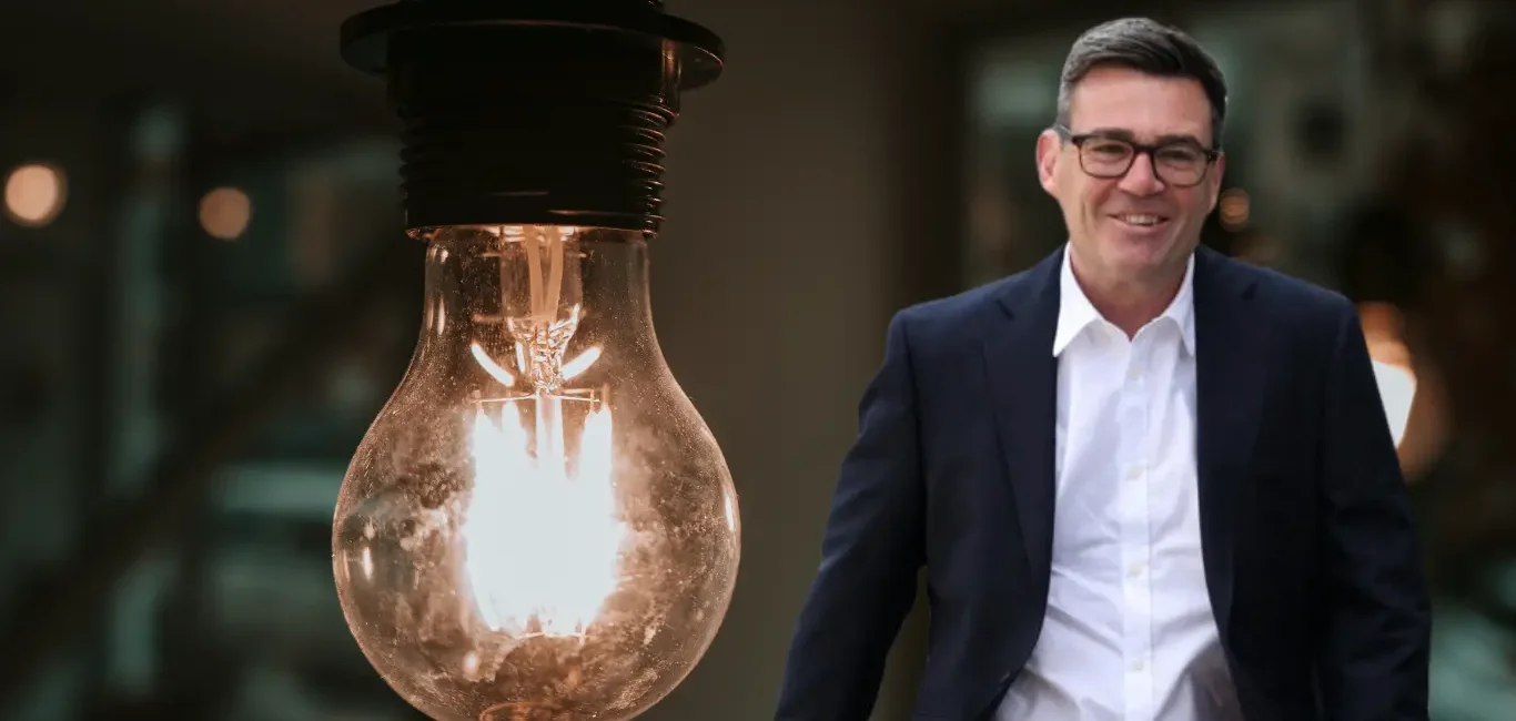 Composición con la imagen de Andy Burnham a la derecha y una bombilla encendida en primer plano a la izquierda.