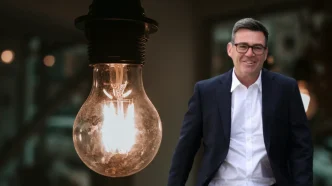 Composición con la imagen de Andy Burnham a la derecha y una bombilla encendida en primer plano a la izquierda.