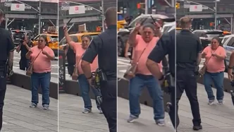 Secuencia de imágenes de una mujer armada con dos cuchillos en la calle frente a la policía en Times Square