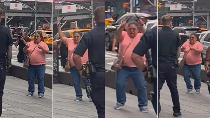 Secuencia de imágenes de una mujer armada con dos cuchillos en la calle frente a la policía en Times Square