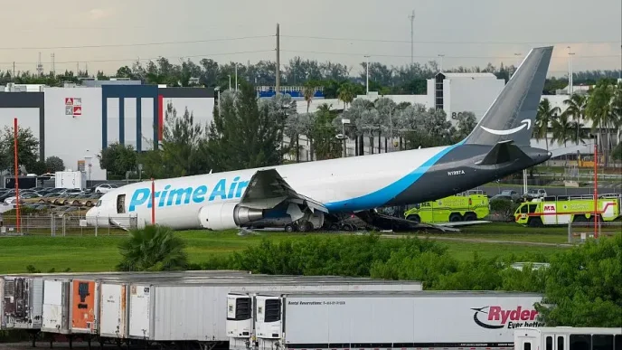 Avión de carga Prime Air de Amazon detenido sobre el terreno tras salirse de la pista.