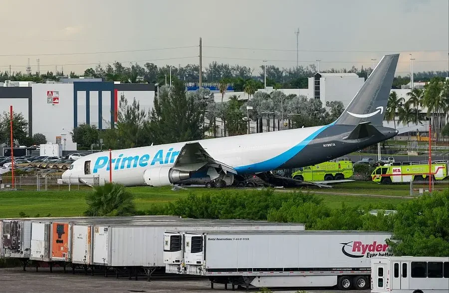 Avión de carga Prime Air de Amazon detenido sobre el terreno tras salirse de la pista.