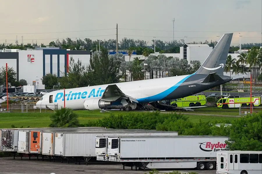 Avión de carga Prime Air de Amazon detenido sobre el terreno tras salirse de la pista.