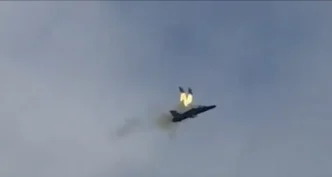 Avión militar Hawk T2 de la RAF en pleno vuelo con dos asientos eyectables disparando llamas durante la eyección de los pilotos.