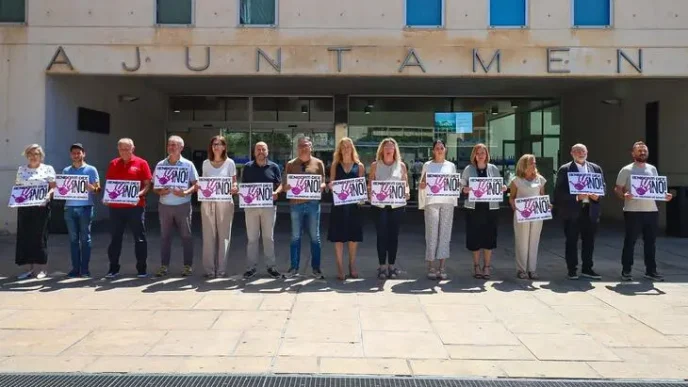 Concentración silenciosa de la corporación municipal frente a las puertas del Ayuntamiento de Benidorm sosteniendo pancartas con el lema "Benidorm dice ¡NO! a la violencia de género".