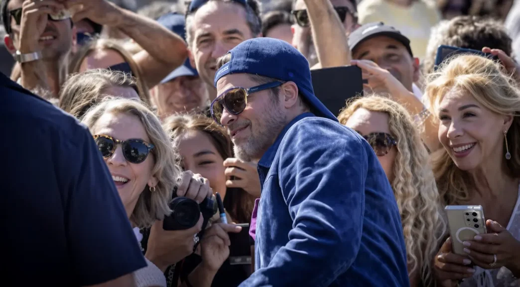 Brad Pitt saluda a una multitud de seguidores fotografiándole a su llegada al Festival de San Sebastián.
