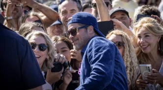Brad Pitt saluda a una multitud de seguidores fotografiándole a su llegada al Festival de San Sebastián.
