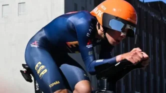 El ciclista español Benjamín Noval acoplado sobre su bicicleta de contrarreloj vistiendo el mono de la selección española.