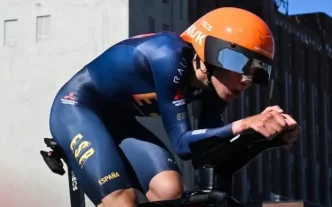 El ciclista español Benjamín Noval acoplado sobre su bicicleta de contrarreloj vistiendo el mono de la selección española.