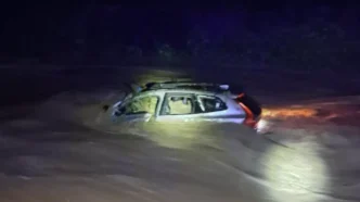 Vehículo sumergido y atrapado por la fuerza del agua de una riera desbordada durante la noche.