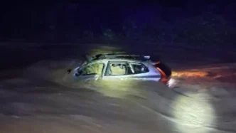 Vehículo sumergido y atrapado por la fuerza del agua de una riera desbordada durante la noche.