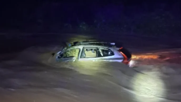 Vehículo sumergido y atrapado por la fuerza del agua de una riera desbordada durante la noche.