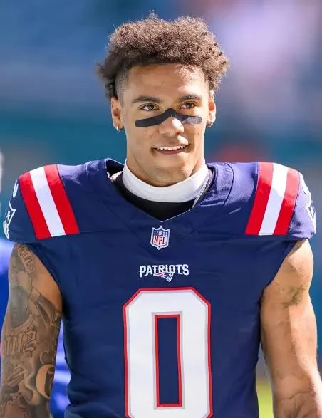 Christian González, esquinero de los New England Patriots, luciendo su uniforme con el número cero en el campo de juego.