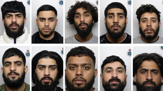 Fotografías policiales de los diez hombres condenados por el ataque con fuego en Stoke-on-Trent.