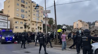 Agentes antidisturbios de la Policía Nacional desplegados en una calle de Ceuta durante el operativo de traslado de migrantes.