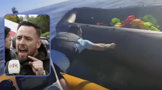 Daniel Thomas en un video rajando el lateral de una lancha neumática de migrantes en alta mar con un recuadro de su rostro.
