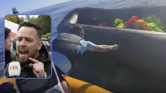 Daniel Thomas en un video rajando el lateral de una lancha neumática de migrantes en alta mar con un recuadro de su rostro.