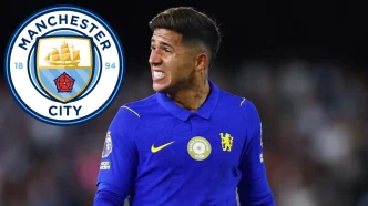 El centrocampista Enzo Fernández luciendo la equipación azul junto al escudo oficial del Manchester City