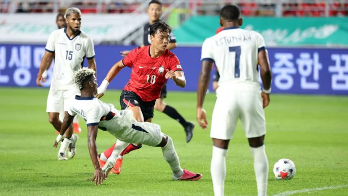 Jugador de la selección de Corea del Sur disputando el balón frente a defensores de la selección de Ecuador durante el amistoso en Suwon.