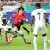 Jugador de la selección de Corea del Sur disputando el balón frente a defensores de la selección de Ecuador durante el amistoso en Suwon.