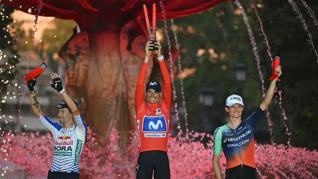 Podio final de La Vuelta a España con Enric Mas vistiendo el maillot rojo en el centro junto a Primož Roglič y Felix Gall.