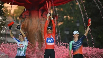 Podio final de La Vuelta a España con Enric Mas vistiendo el maillot rojo en el centro junto a Primož Roglič y Felix Gall.