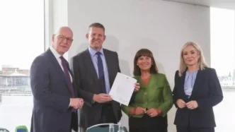 John Swinney, Rhun ap Iorwerth, Mary Lou McDonald y Michelle O'Neill sosteniendo el memorando firmado durante la cumbre en Cardiff.
