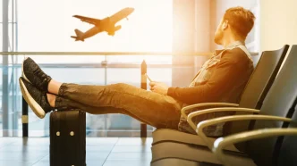 Pasajeros acumulados con sus equipajes en la terminal de un aeropuerto británico tras la cancelación masiva de vuelos.