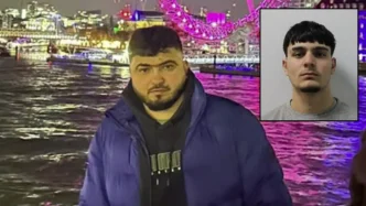 Farmanullah Sherzad junto a una foto policial de su agresor Sulaiman Tajzai.