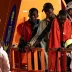 Equipos de rescate marítimo auxiliando a migrantes supervivientes en la cubierta de una embarcación en Canarias