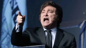 El presidente de Argentina, Javier Milei, gesticulando enérgicamente con el dedo índice levantado durante un discurso oficial