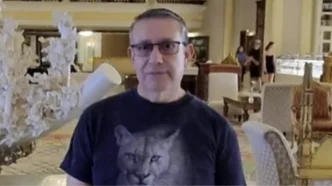 Retrato de Jorge Ortega, trabajador de Transport for London, vistiendo una camiseta oscura y gafas.