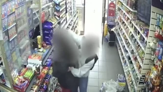 Captura de cámara de seguridad que muestra el momento en que un joven agrede a una estudiante dentro de una tienda.