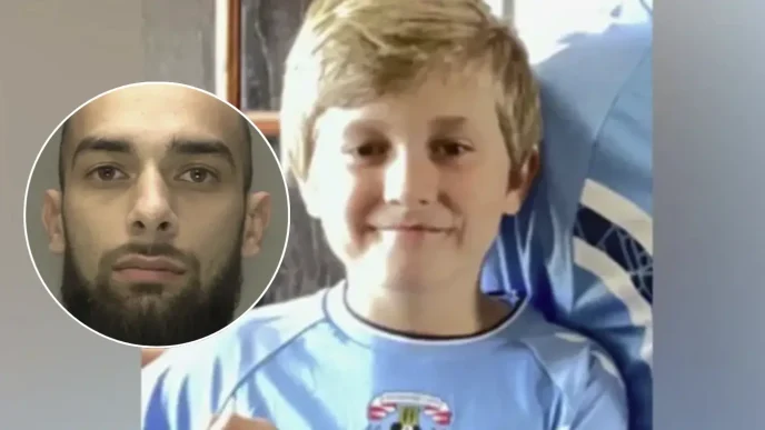 Keaton Slater sonriendo con la camiseta del Coventry City junto a un recuadro con el rostro de Dolars Aleksanders.