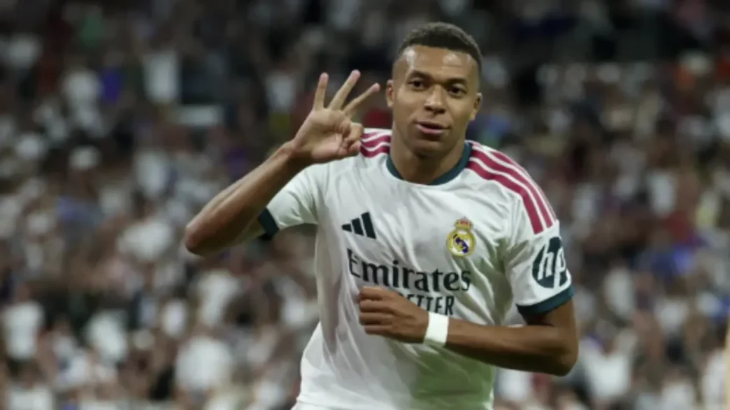 El delantero Kylian Mbappé celebrando un gol vistiendo la equipación oficial del Real Madrid