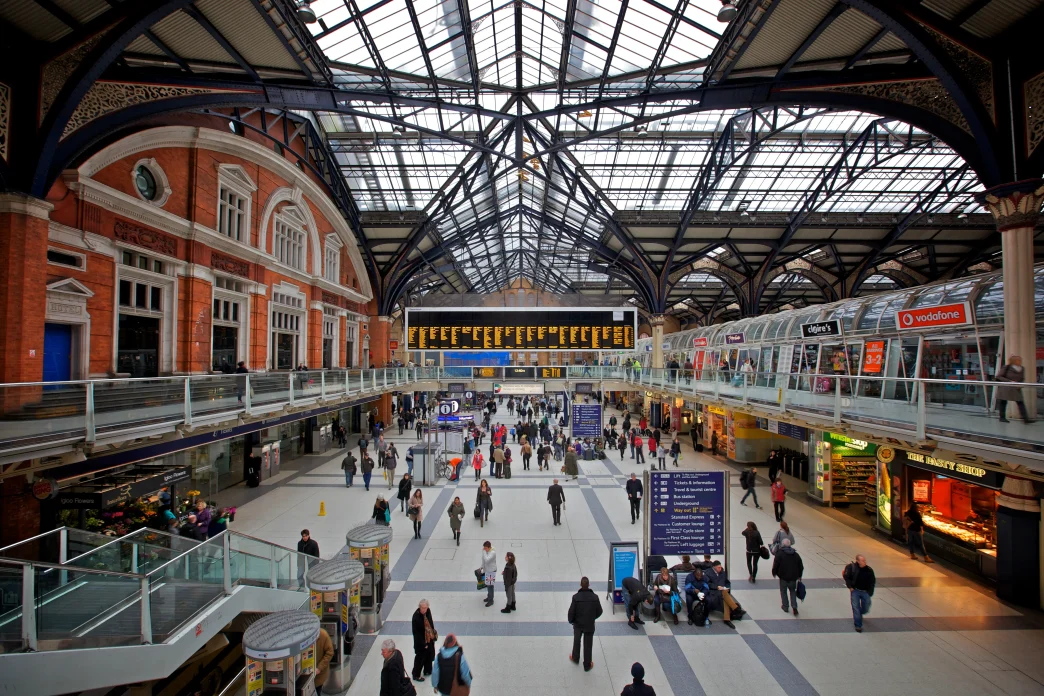 Vista interior del concurrido vestíbulo de la estación de Liverpool Street en Londres con pasajeros caminando